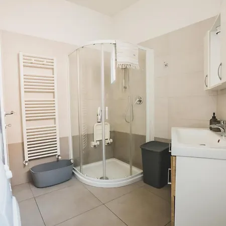 Grey House Con Box Privato